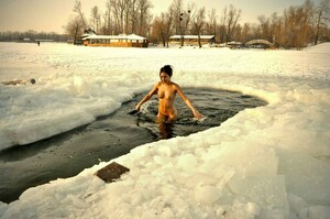 Nudista chica nadando en el rÃ­o en el