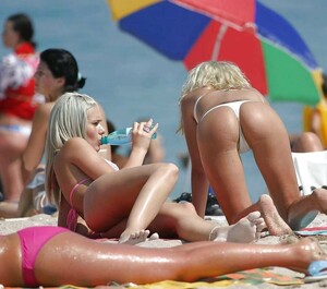 Desnuda chicas hermosas en la playa.